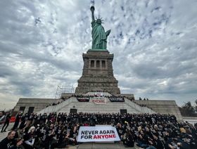 نشطاء سلام يهود يحتلون تمثال الحرية في نيويورك للمطالبة بوقف إطلاق النار في غزة
