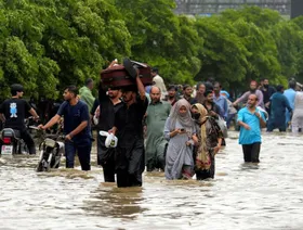باكستان.. أمطار غزيرة وسيول تجتاح مدينة كراتشي