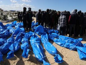 دفن جثامين عشرات الفلسطينيين في مقبرة جماعية بغزة بعد أن أعادتها إسرائيل