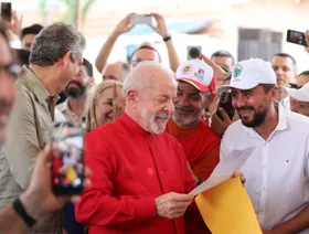 الرئيس البرازيلي يطلب من ترمب إلغاء الرسوم الجمركية
