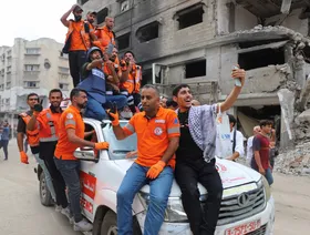 الجيش الإسرائيلي يبدأ الانسحاب إلى الخط الأصفر في غزة تزامناً مع شن ضربات جوية