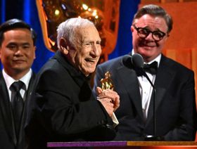 المخرج ميل بروكس يفوز بجائزة الأوسكار الفخرية: لن أبيعها هذه المرة