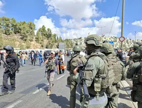 حصار إسرائيلي واعتقالات في الضفة الغربية.. وأوامر بهدم منازل فلسطينيين