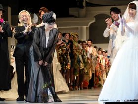 وفاة مصممة فساتين الزفاف اليابانية يومي كاتسورا عن 94 عاماً