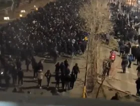 احتجاجات إيران.. مظاهرات ليلية واسعة وأعمال عنف متصاعدة مع قطع الاتصالات