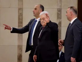 محمود عباس يصل بريطانيا لبحث حل الدولتين والاعتراف بفلسطين