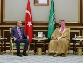 ولي العهد السعودي والرئيس التركي يؤكدان ضرورة خفض التصعيد بالمنطقة