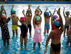 الصين.. حظر الهواتف وتقليل الواجبات المنزلية لحماية نفسية الطلاب