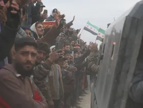 الجيش السوري يدخل شرق حلب.. ويعلن غرب الفرات منطقة عسكرية بعد اشتباكات مع الأكراد