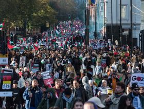 تظاهرات ضخمة في لندن دعماً لفلسطين.. والشرطة تعتقل عشرات المعارضين للمسيرة