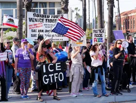 تزامناً مع مرور عام على ولايته.. الآلاف يتظاهرون احتجاجاً على سياسات ترمب ضد المهاجرين
