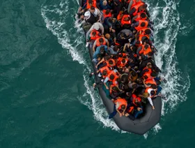 بموجب اتفاق "دخول واحد وخروج واحد".. بريطانيا تبدأ إعادة مهاجرين إلى فرنسا خلال أيام