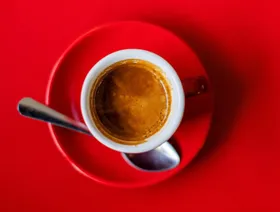 عكس النصائح الشائعة.. تناول القهوة قد يقي من الإصابة باضطرابات القلب