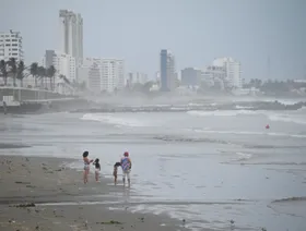 تحذير من عاصفة مدارية على ساحل خليج المكسيك