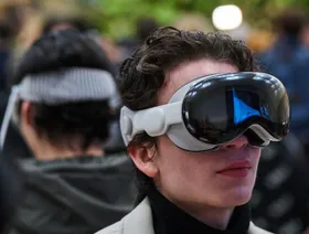 لماذا أعلن البعض التخلي عن نظارات Apple Vision Pro بعد اقتنائها؟