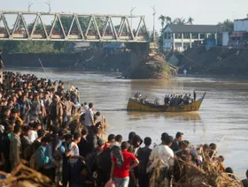 إندونيسيا.. السيول تودي بحياة المئات واستمرار عمليات الإنقاذ