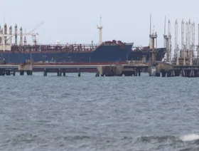 واشنطن تشيد بتعاون كراكاس.. وتحتجز ناقلة نفط جديدة قرب فنزويلا