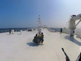 "رويترز": البحرية الأميركية تستجيب لنداء استغاثة من ناقلة محتجزة بخليج عدن