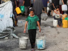 تحت حصار إسرائيل.. حرارة الصيف والعطش يدفعان سكان غزة لشرب مياه ملوثة