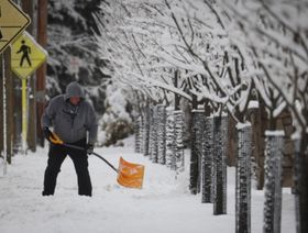 نيويورك تترقب عاصفة قد تنهي غياب الثلوج بكثافة منذ عامين