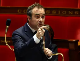 الحكومة الفرنسية تنجو من اقتراعين لحجب الثقة في البرلمان