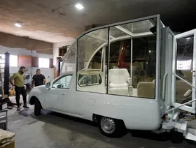 سيارة استخدمها البابا فرنسيس تتحول إلى عيادة متنقلة لأطفال غزة