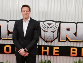 ديفيد إليسون يسعى للوصول إلى قمة هوليوود بصفقات الاستحواذ