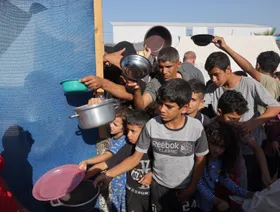 انقطاع الاتصالات في غزة مع نفاد الوقود.. وتحذيرات أممية من "المجاعة"