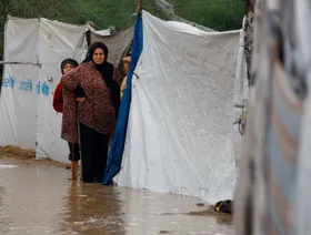 صور.. الأمطار تعرض النازحين في غزة للخطر مع منع دخول إمدادات الطوارئ
