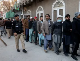 انتخابات باكستان.. تصويت "على وقع الانفجارات" ومخاوف حيال نزاهة الاقتراع