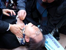 كوريا الجنوبية.. زعيم المعارضة يتعرض للطعن في الرقبة بمدينة بوسان