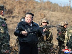 زعيم كوريا الشمالية يتفقد قاعدة عسكرية "حاملاً بندقية"