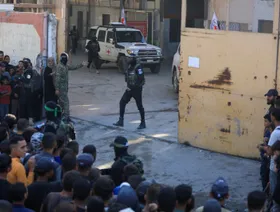 شاهد.. لحظة تسلم الصليب الأحمر المحتجزين الإسرائيليين في غزة