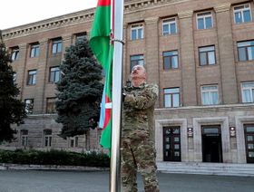 رئيس أذربيجان يرفع علم بلاده في إقليم ناجورنو قره باغ