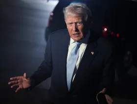 ترمب يطالب بمحاكمة ديمقراطيين بتهمة العصيان.. والبيت الأبيض: "لا يريد إعدامهم"