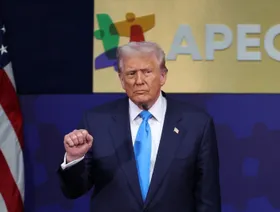 قبل لقاء شي.. ترمب يتوقع خفض التعريفات الجمركية على الصين