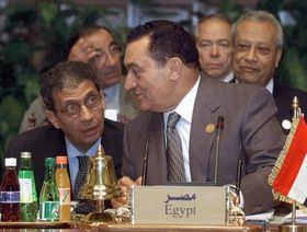 عمرو موسى: مبارك كان وطنياً جداً وليس بالسوء الذي صُوّر به