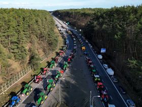 مزارعون بولنديون يغلقون نقطة حدودية مع ألمانيا احتجاجاً على "الصفقة الخضراء"