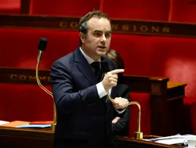 رئيس الوزراء الفرنسي يعتزم مراجعة الميزانية وسط حالة من الجمود البرلماني