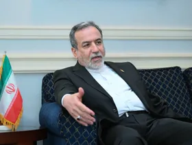 ماكرون يرجح إعادة فرض العقوبات على إيران.. وعراقجي يحذر من المواجهة