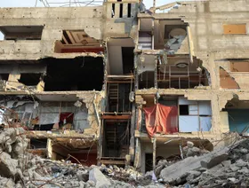 غزة تكابد لانتشال الجثث من تحت الأنقاض.. والعواصف تهدم المباني المتضررة