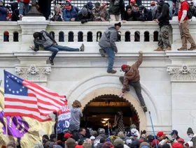 إيقاف مدّعين أميركيين بعد وصف مقتحمي الكابيتول بـ"مثيري شغب"