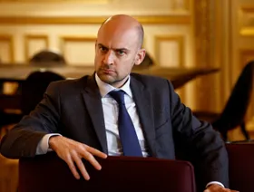 فرنسا: نخطط مع حلفائنا للرد على أميركا حال نفذت تهديدها ضد جرينلاند