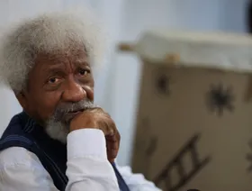 انتقد ترمب في 2016.. أميركا تلغي تأشيرة روائي نيجيري حائز على نوبل