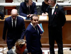 فرنسا.. البرلمان يناقش موازنة 2026 وسط تهديد الاشتراكيين بسحب الثقة عن الحكومة