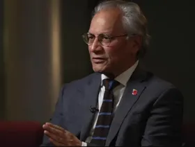 رئيس هيئة الإذاعة البريطانية يعتذر عن "خطأ" في طريقة تحرير "خطاب ترمب"