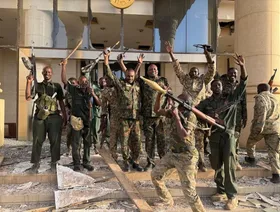 الجيش السوداني يتقدم في الخرطوم.. و"الدعم السريع": معركة القصر لم تنته