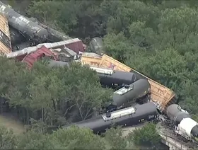 "جبل من الفولاذ".. اللحظات الأولى لحادث قطار محمّل بمواد خطيرة في تكساس