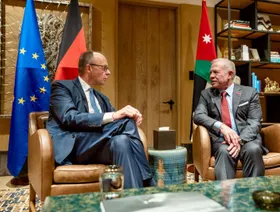 بعد اجتماع في العقبة.. المستشار الألماني يصل إسرائيل مع تحذير أردني من التصعيد بالضفة