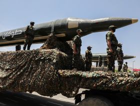 أسلحة الحوثيين التي تهدد البحر الأحمر: صواريخ باليستية ومسيرات وزوارق مفخخة
